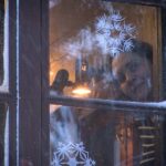 mylene kurkistaa ikkunasta mylene kurkistaa ikkunasta